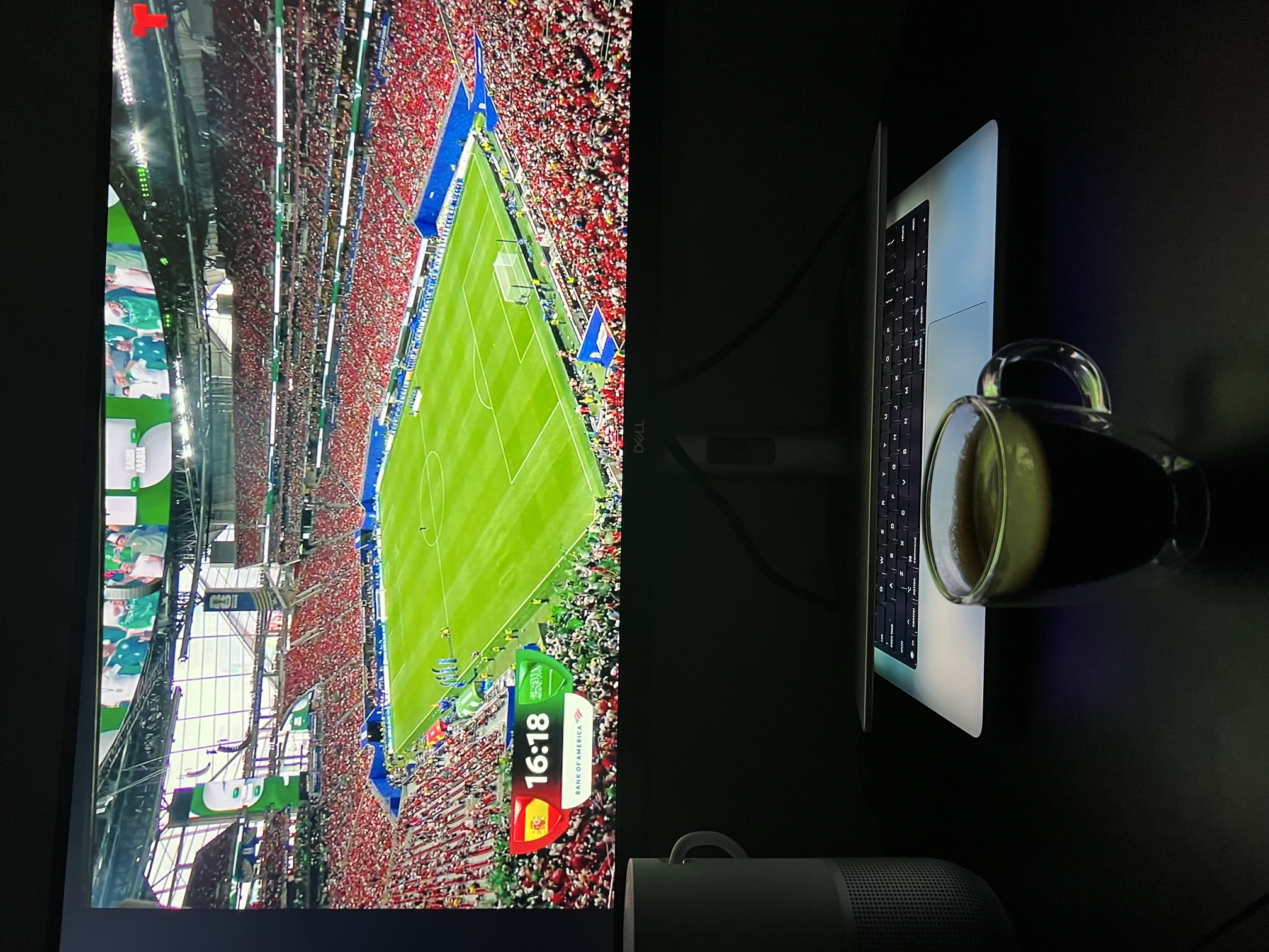Mi café y el partido en la tele